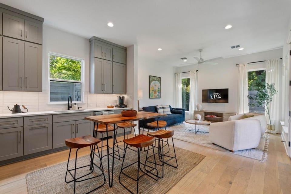 Pool & Sauna 2 Homes for Groups Sleeps 14 House in South Congress