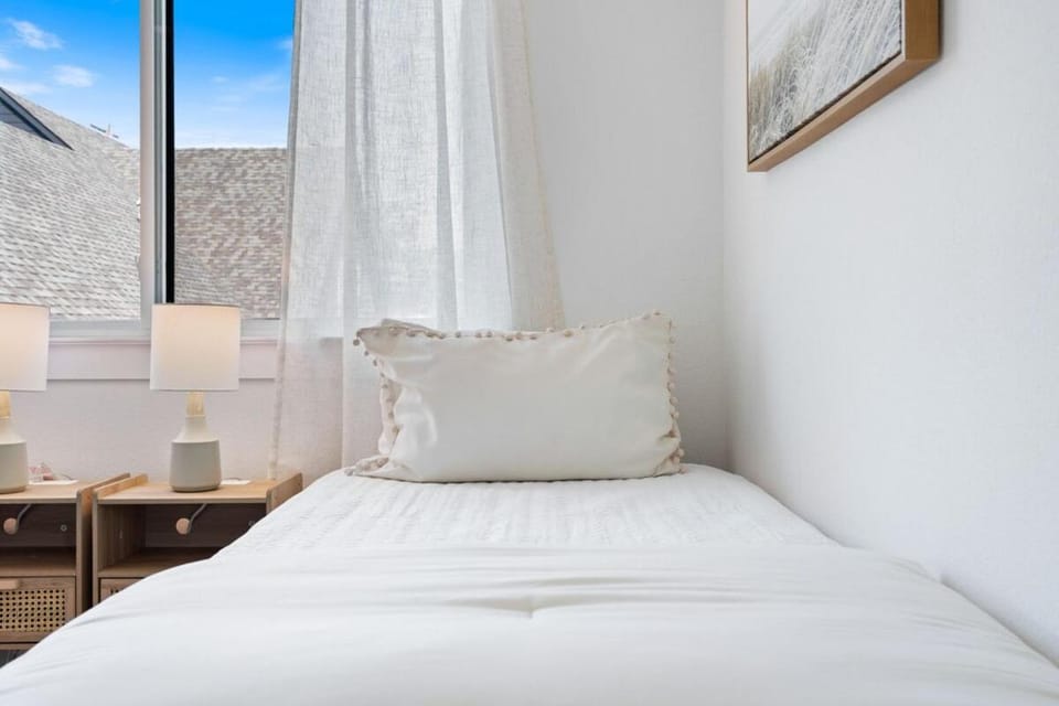 Pool & Sauna 2 Homes for Groups Sleeps 14 House in South Congress