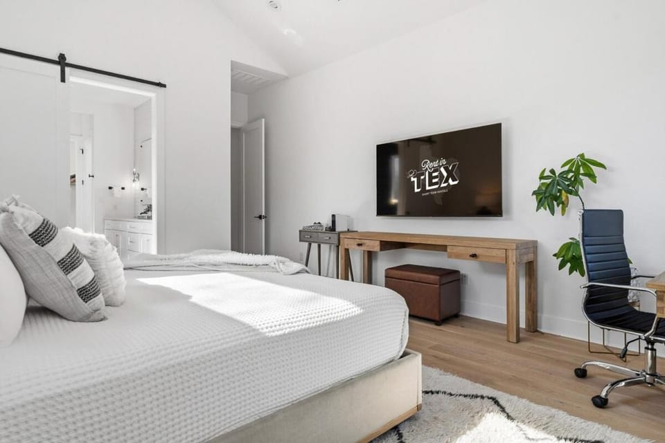 Pool & Sauna 2 Homes for Groups Sleeps 14 House in South Congress