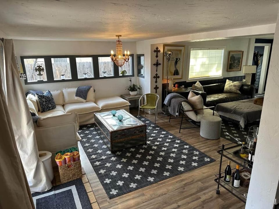 The Dandelion SV-Bloom. B&B, Reimagined Bed and Breakfast in Hailey