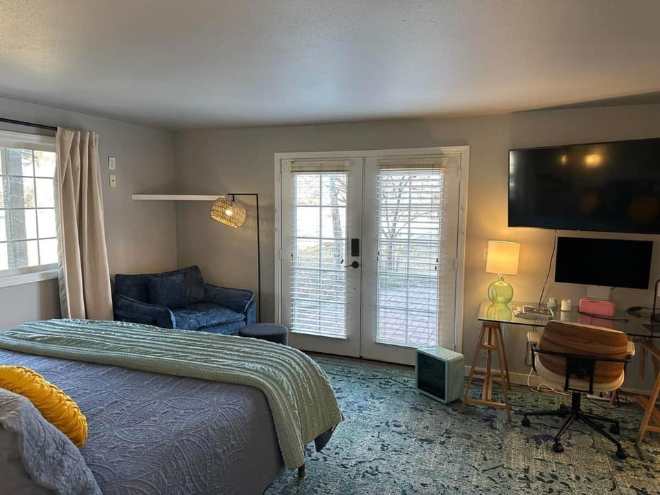 The Dandelion SV-Bloom. B&B, Reimagined Bed and Breakfast in Hailey