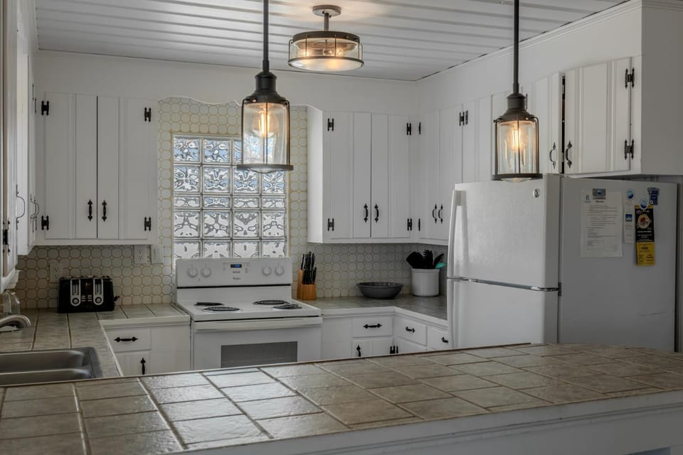 Pet Friendly! Private Pool and Oversized Deck! Inlet Home for 16! Mystic C House in Garden City