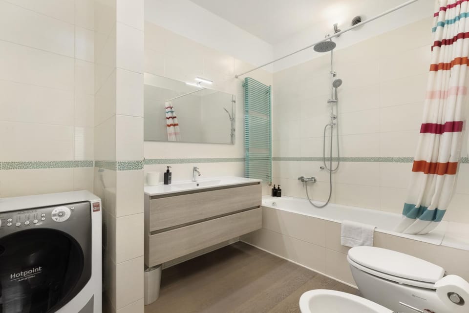 Toilet, Bathroom, Bath, towels, washing machine