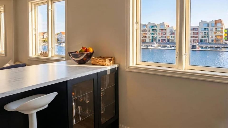 Modern Waterfront 4BR Apt with Dock & Free Parking Apartment in Stavanger