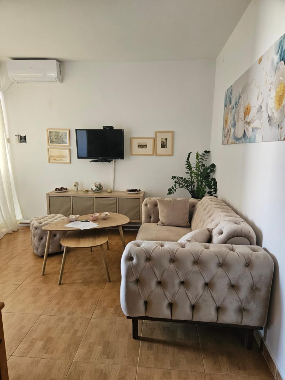 Communal lounge/ TV room, Living room, Seating area, air conditioner