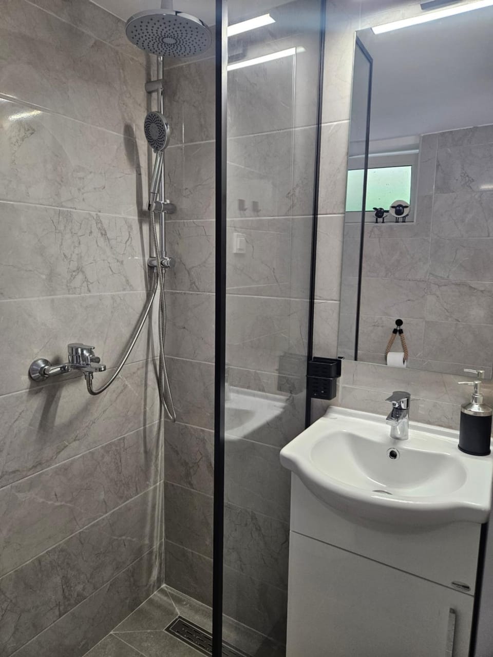 Shower, Bathroom, towels