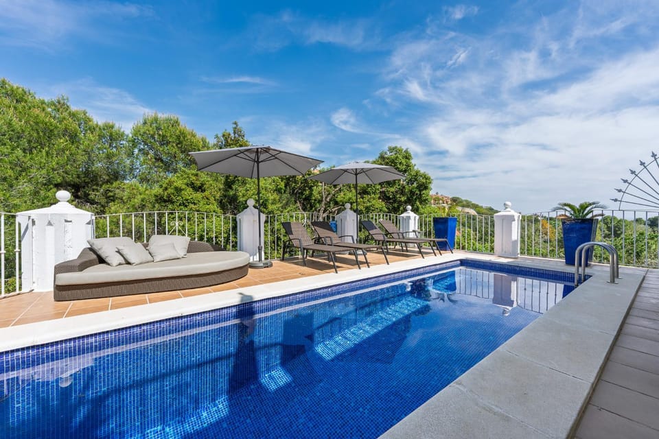 Swimming pool, sunbed