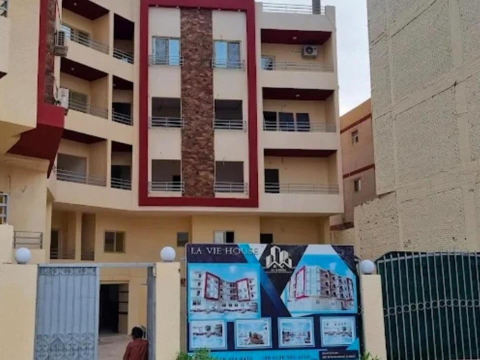 Quiet Apartment for 4, Pool View Balcony, 3 Min from Beach Apartment in Hurghada