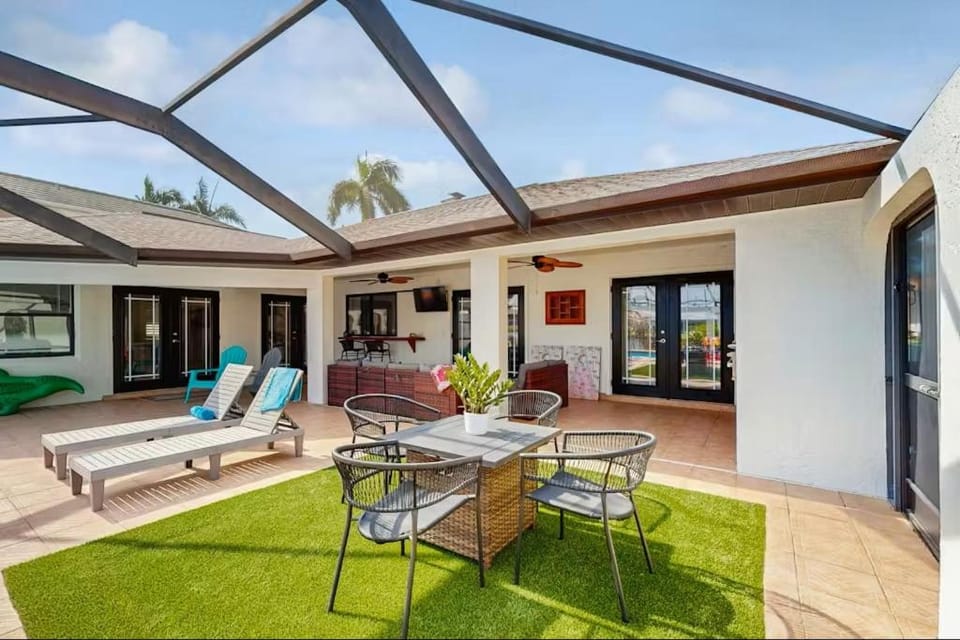 Riverfront Escape with Pool, Tiki Hut & Gulf Access Fun - Villa Kai Malie - Roelens House in Cape Coral