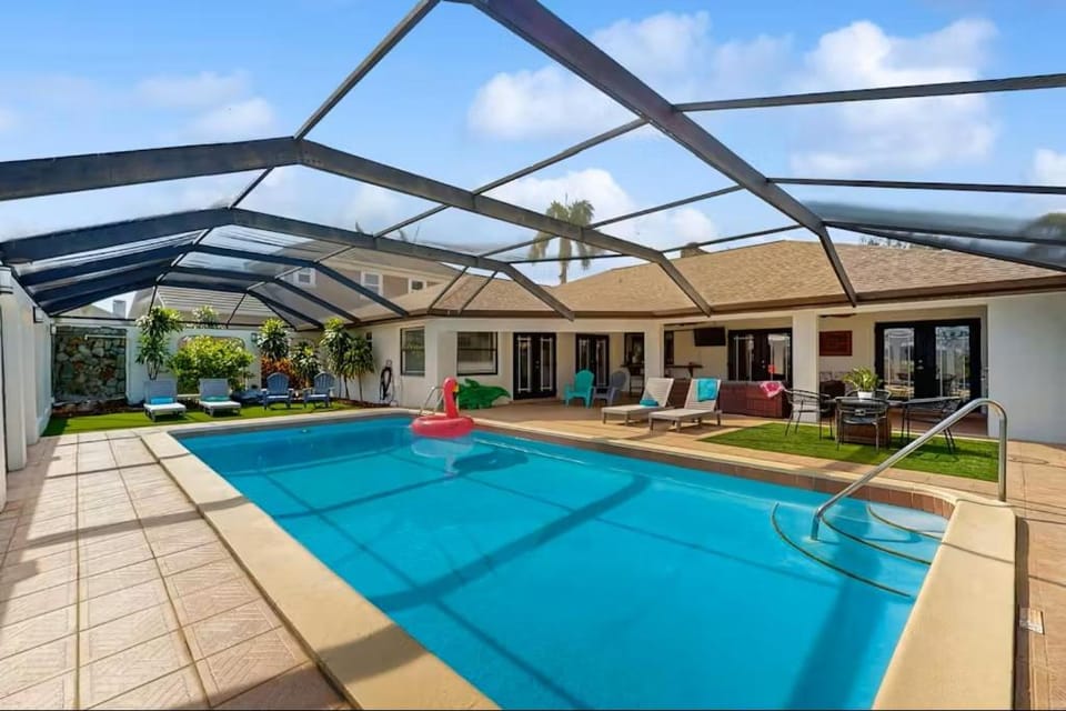 Riverfront Escape with Pool, Tiki Hut & Gulf Access Fun - Villa Kai Malie - Roelens House in Cape Coral