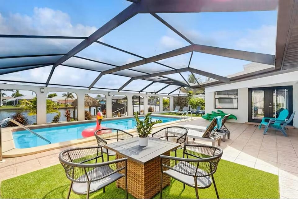 Riverfront Escape with Pool, Tiki Hut & Gulf Access Fun - Villa Kai Malie - Roelens House in Cape Coral