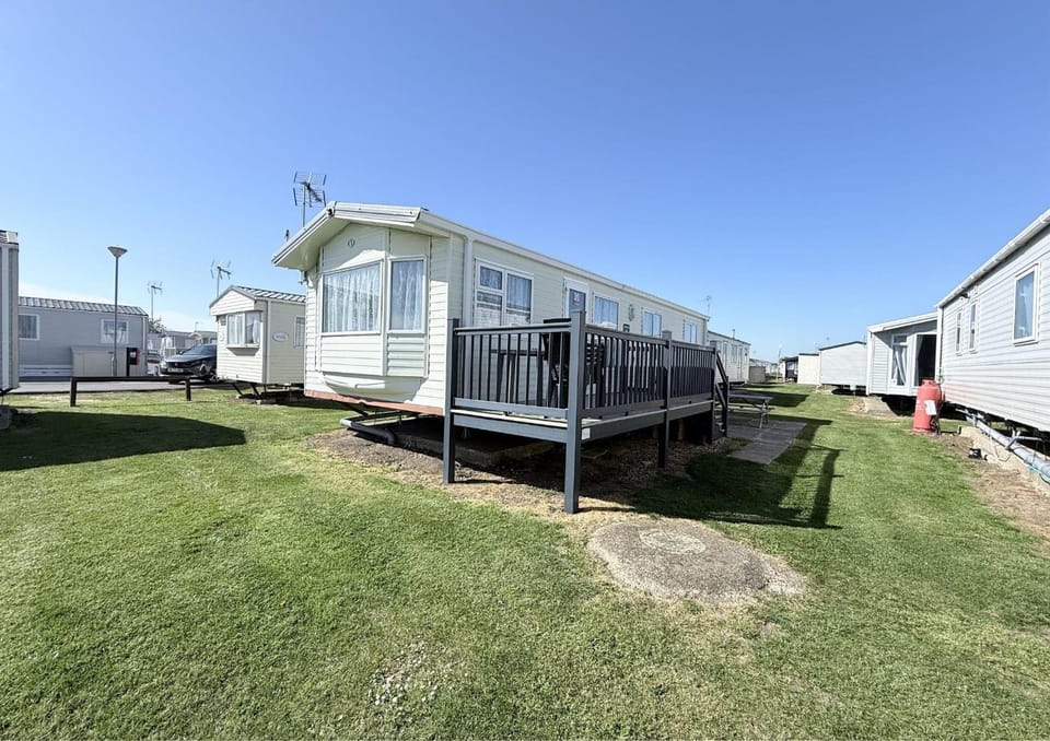 Lovely 6 Berth Caravan At St Osyth Beach, Near Clacton-On-Sea Ref 28021Gc House in Tendring District