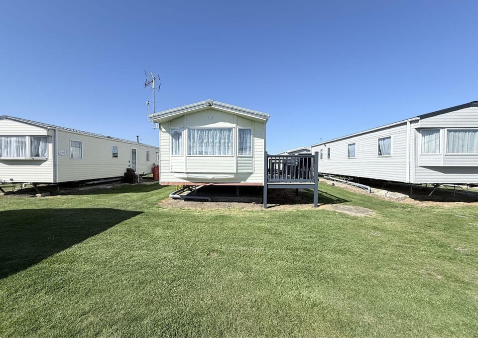 Lovely 6 Berth Caravan At St Osyth Beach, Near Clacton-On-Sea Ref 28021Gc House in Tendring District