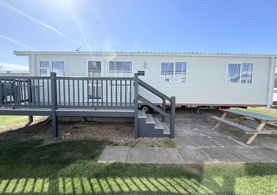 Lovely 6 Berth Caravan At St Osyth Beach, Near Clacton-On-Sea Ref 28021Gc House in Tendring District