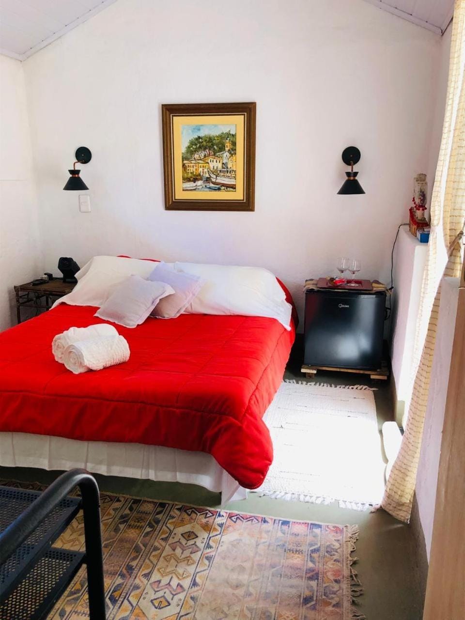 Photo of the whole room, Bedroom