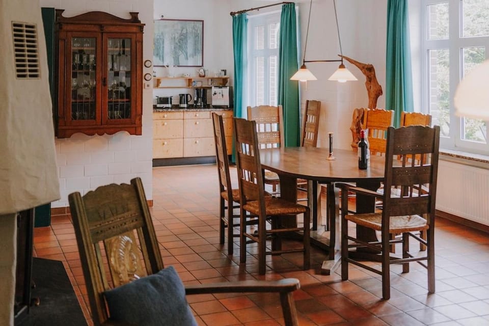 Kitchen or kitchenette, Living room, Seating area, Dining area