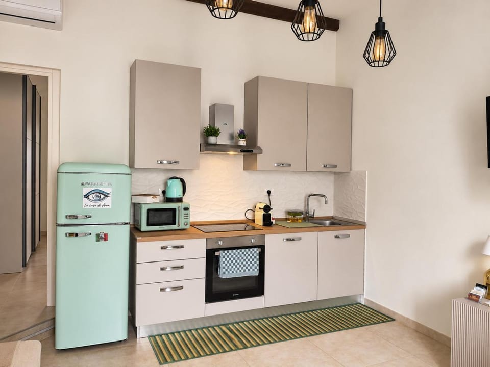 Coffee/tea facilities, Kitchen or kitchenette, microwave