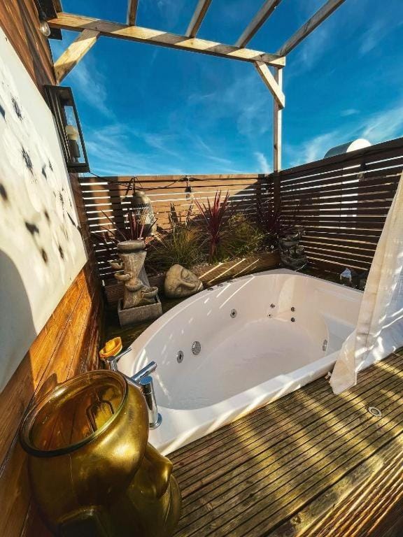 Shoreditch Cinema & Sauna retreat- 2BDR House with Garden & Games Room - Sleeps 6 House in London Borough of Hackney