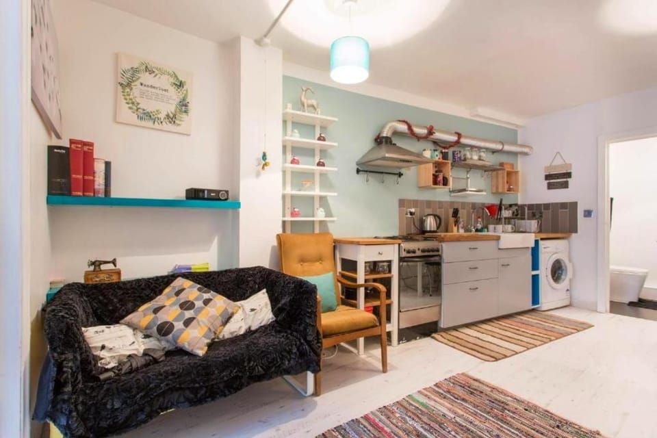 Shoreditch Cinema & Sauna retreat- 2BDR House with Garden & Games Room - Sleeps 6 House in London Borough of Hackney