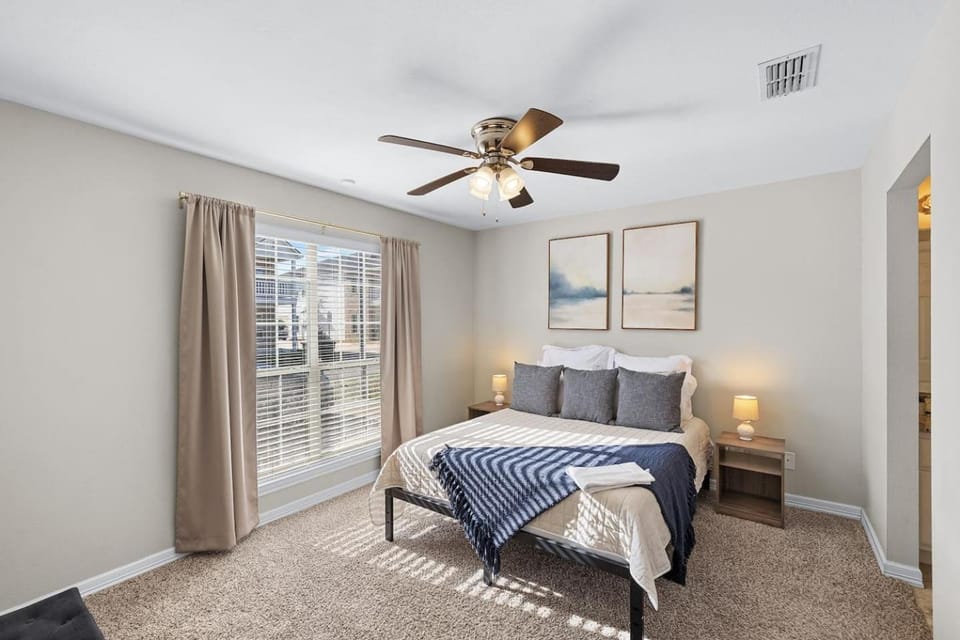 Spacious 2BR House, Steps from A&M - King - Patio House in College Station