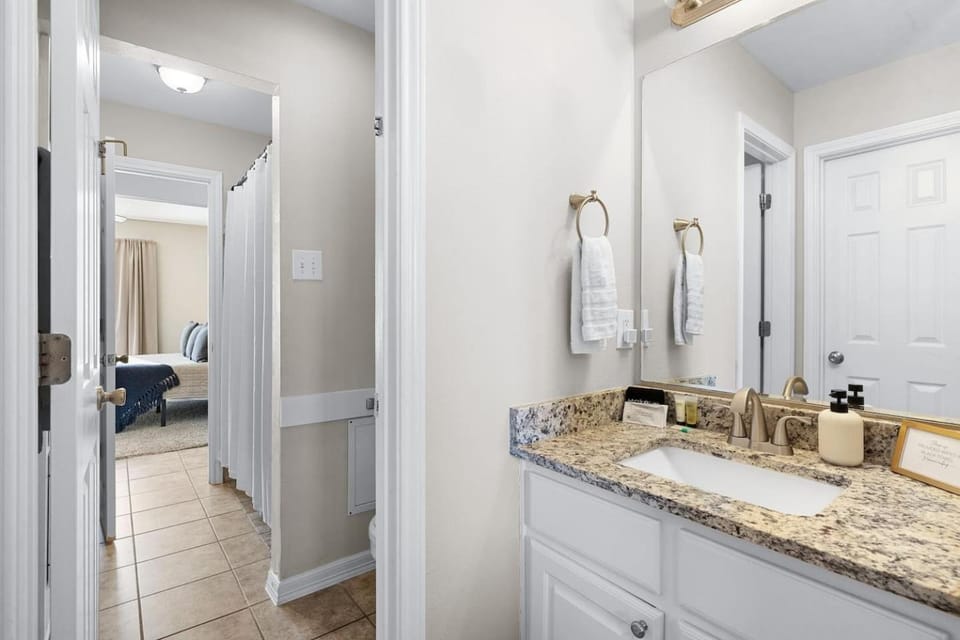 Spacious 2BR House, Steps from A&M - King - Patio House in College Station