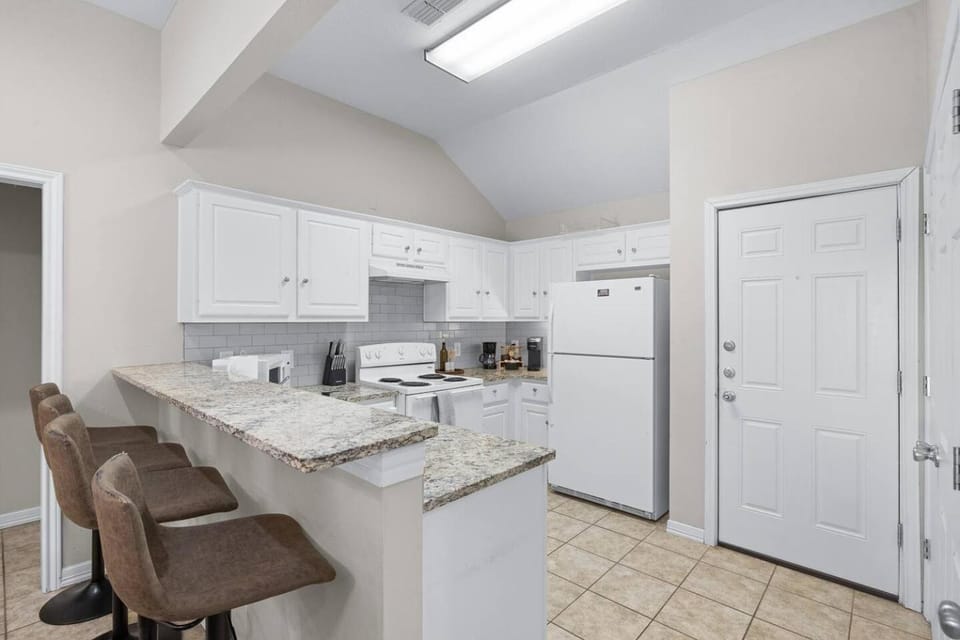 Spacious 2BR House, Steps from A&M - King - Patio House in College Station