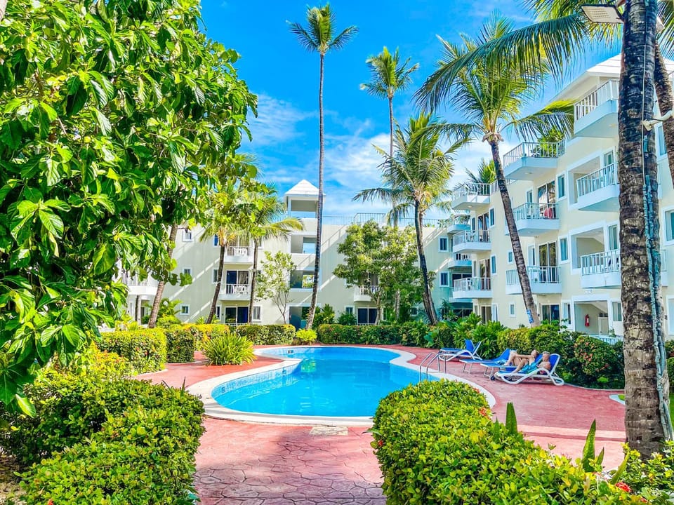 Property building, Garden, Garden view, Pool view, Swimming pool, sunbed