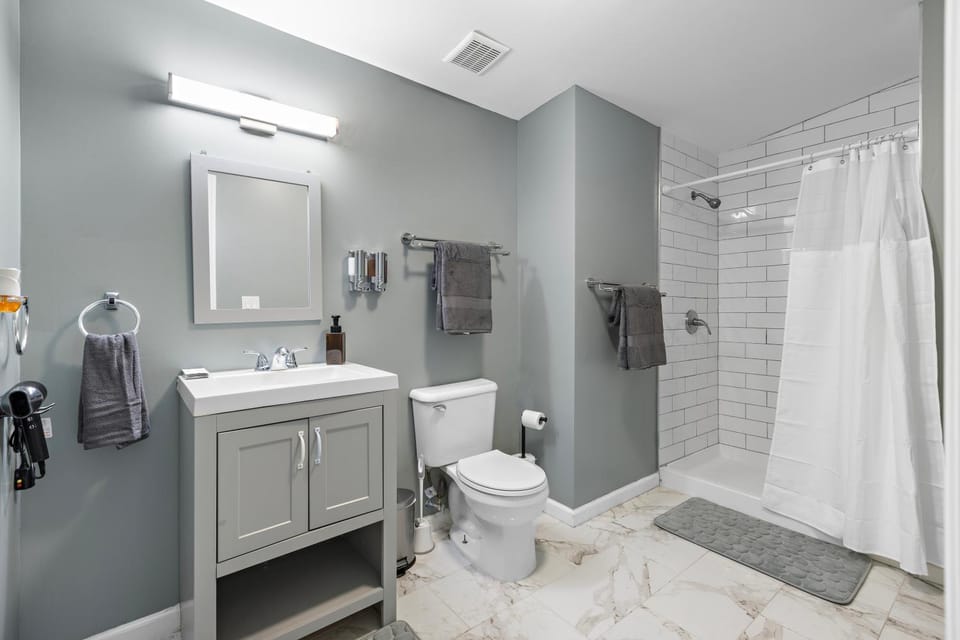 Modern 2BR - Private Parking, 30 minutes from NYC, 15 minutes from World Cup Apartment in East Orange