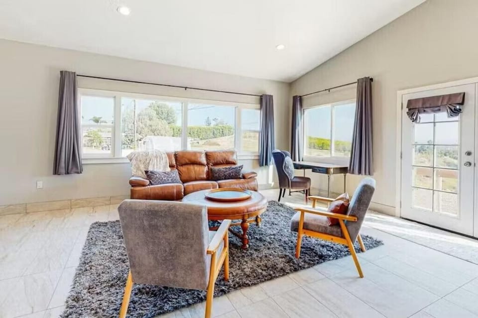 10 Acre Wine Farmhouse • Patio • Fire Pit • Grill House in Fallbrook