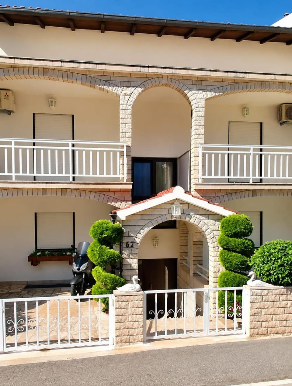 Property building, Day, Balcony/Terrace