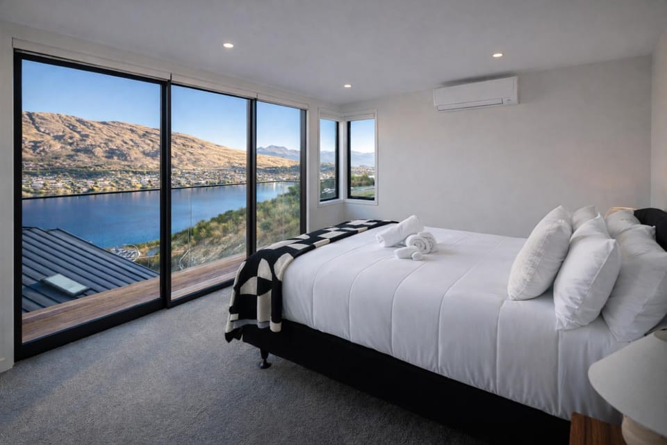 Bed, Natural landscape, Photo of the whole room, Bedroom