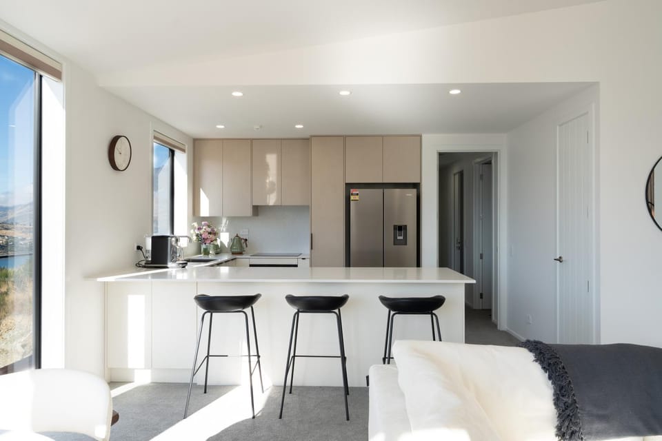 Kitchen or kitchenette, minibar