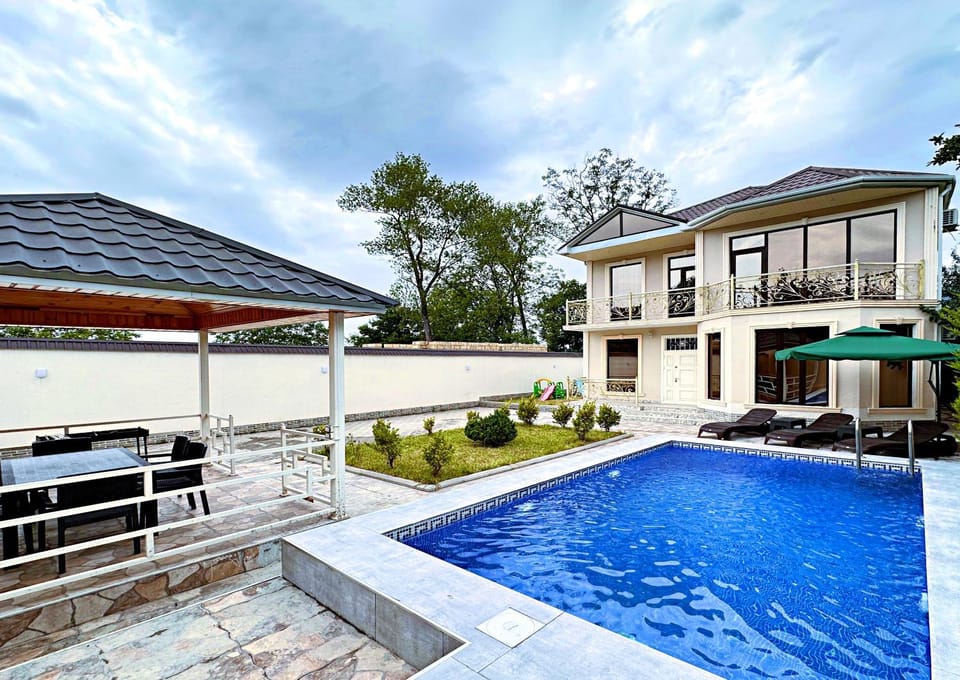 Property building, Patio, Day, Pool view, Swimming pool, Swimming pool, sunbed