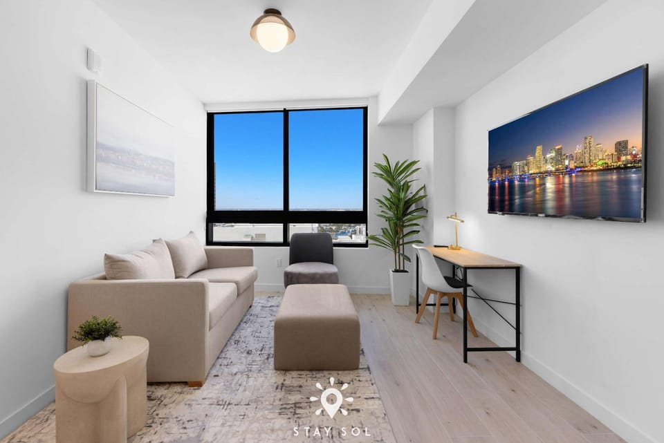 Skyline Views and Smart Luxury Chic 2BR in Miami Apartment in Miami