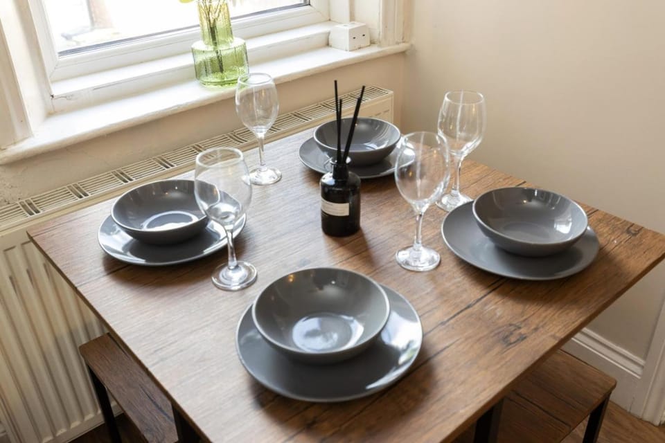 Gateshead 2BR Home - Near Town & Metro Access Apartment in Gateshead