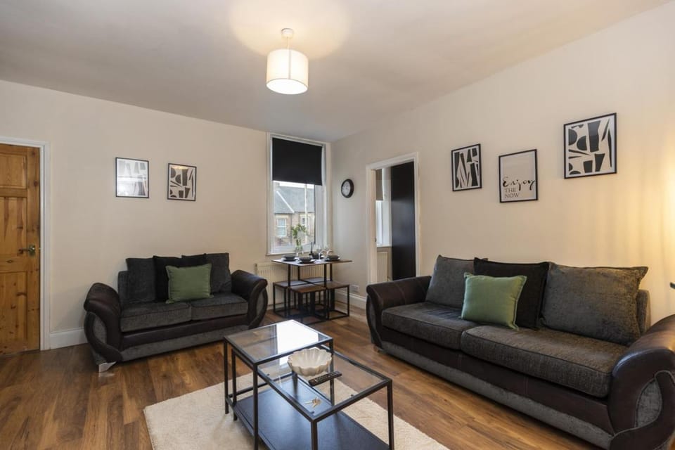 Gateshead 2BR Home - Near Town & Metro Access Apartment in Gateshead