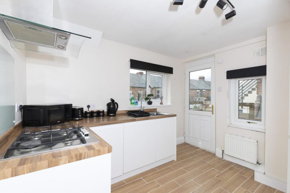Gateshead 2BR Home - Near Town & Metro Access Apartment in Gateshead