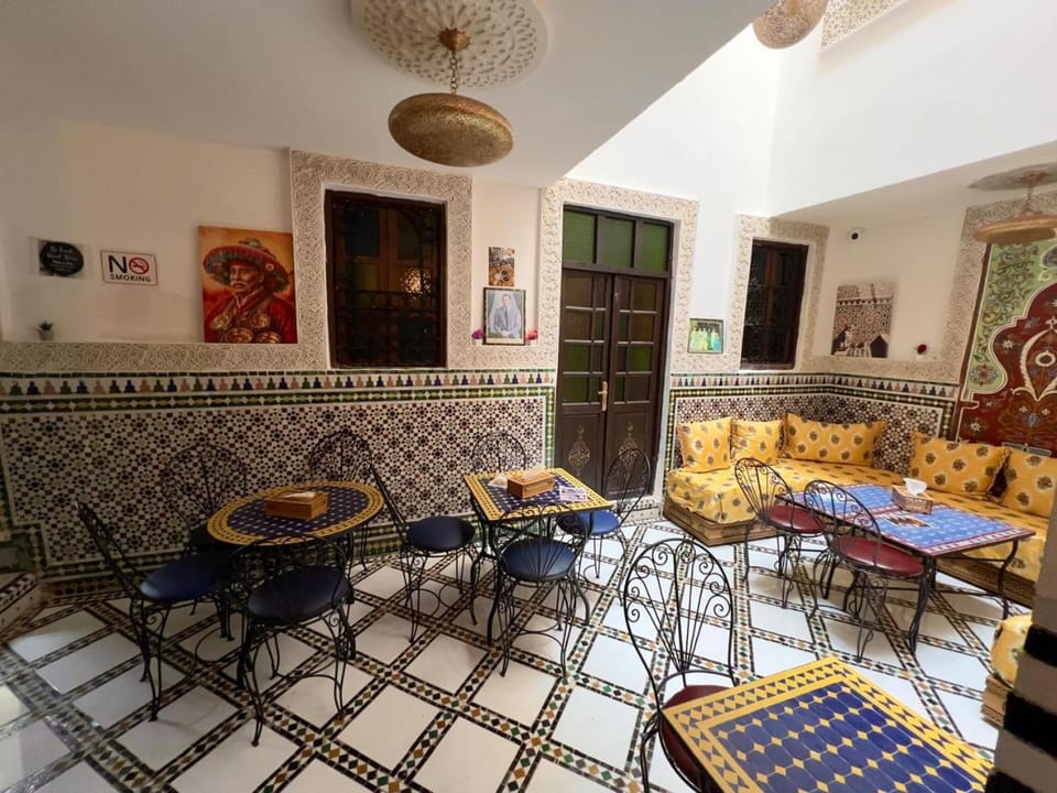Restaurant/places to eat, Living room, Seating area