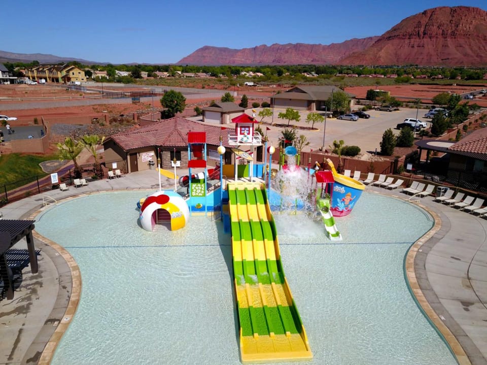 Red Rock Adventure Oasis - Family Home House in Santa Clara