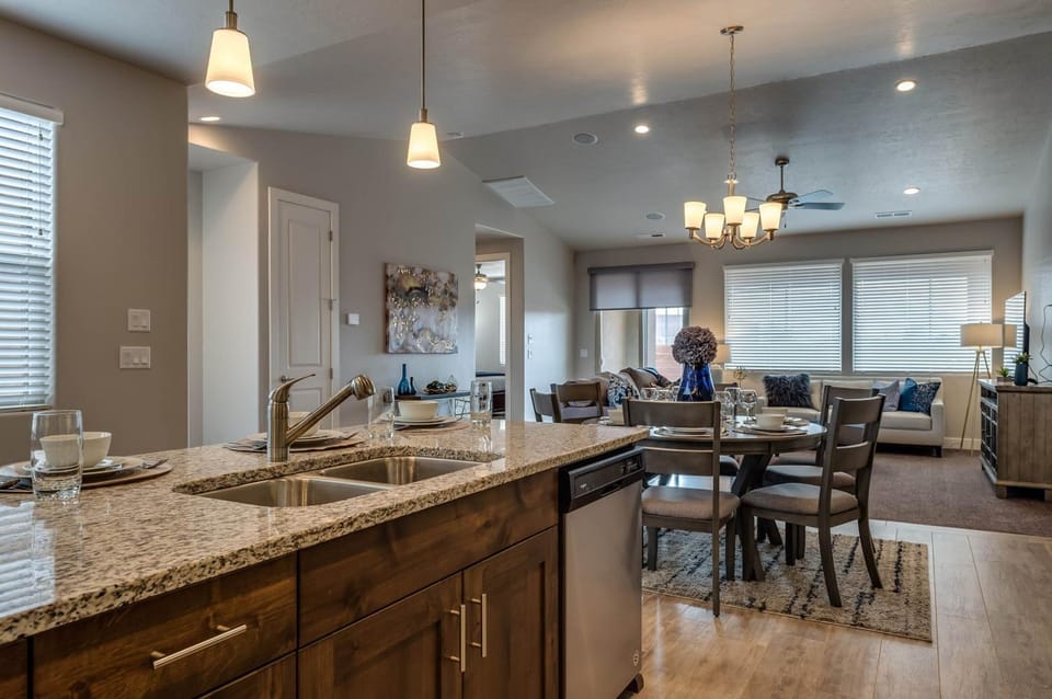 Red Rock Adventure Oasis - Family Home House in Santa Clara