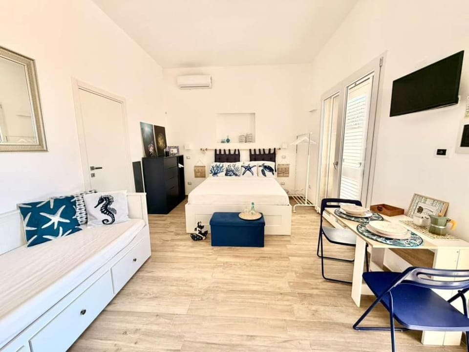 Bed, TV and multimedia, Photo of the whole room, Dining area, Bedroom, air conditioner