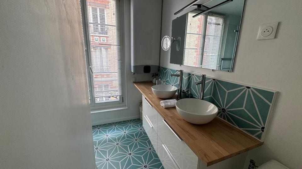 Shower, Toilet