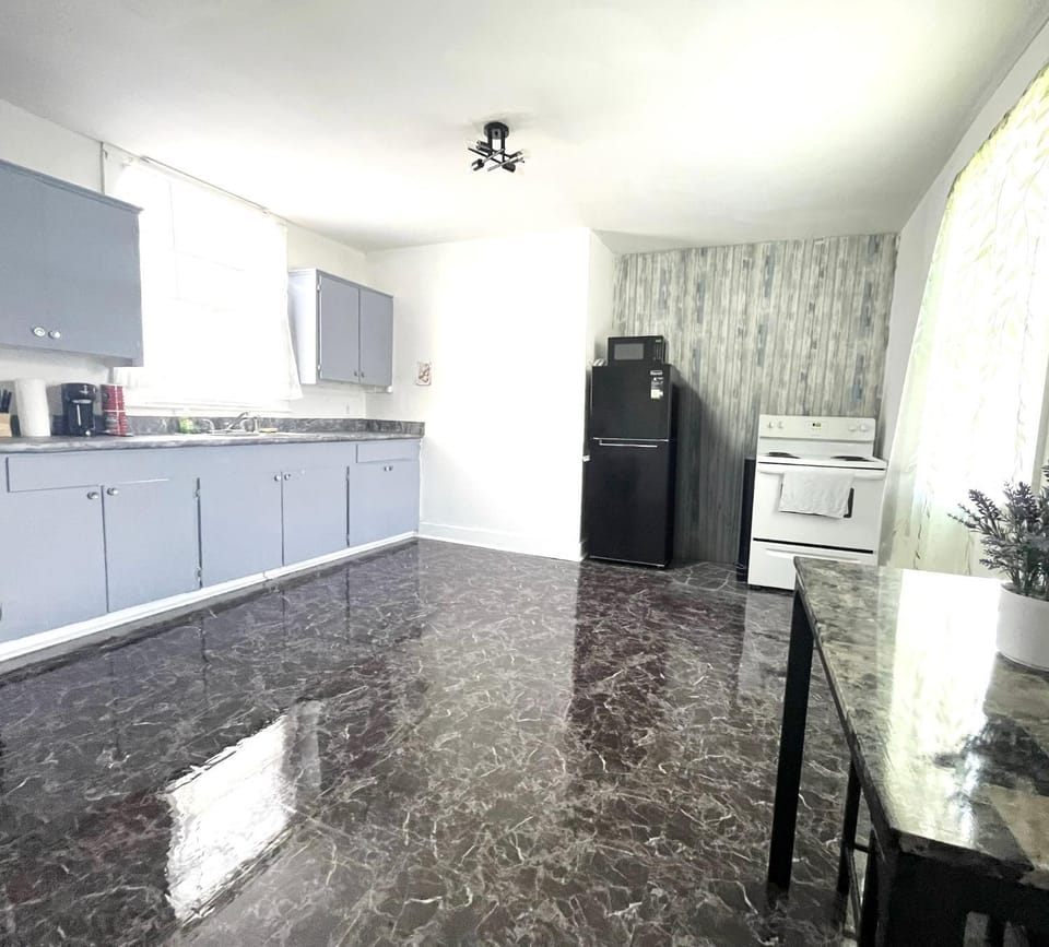 Coffee/tea facilities, Kitchen or kitchenette, Dining area, microwave, oven, stove, kitchen