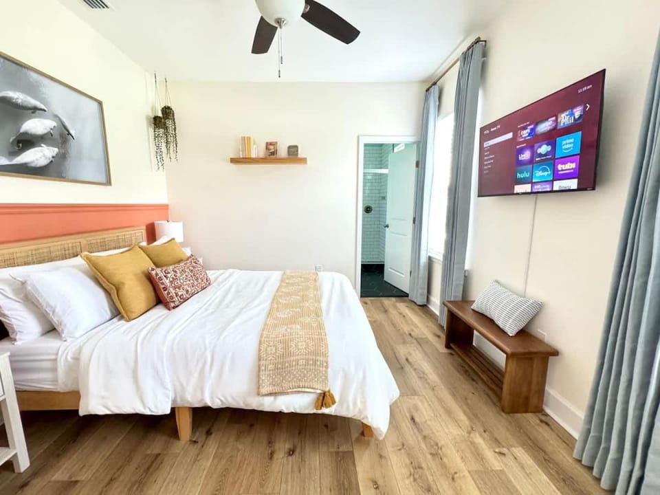 The Royal Cypress Suite Near UF Shands Downtown House in Gainesville