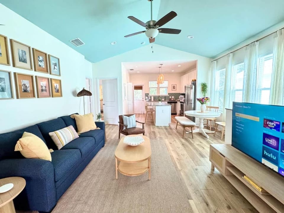 The Royal Cypress Suite Near UF Shands Downtown House in Gainesville