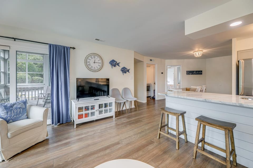 Steps to Beach! Emerald Isle Condo w/ Ocean View House in Emerald Isle