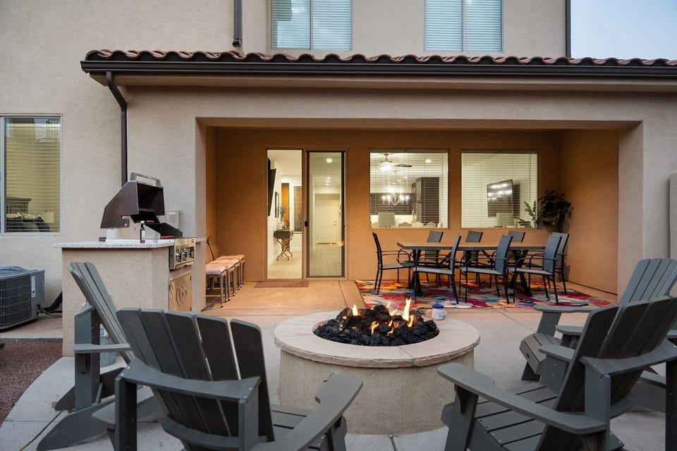 53 - Red Rock Adventure Oasis in St George with Hot Tub House in Santa Clara