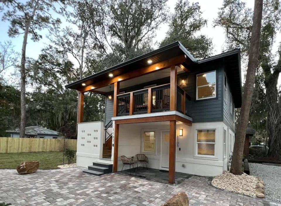 Serene Place Walk to UF Stadium Near Shands & Downtown House in Gainesville