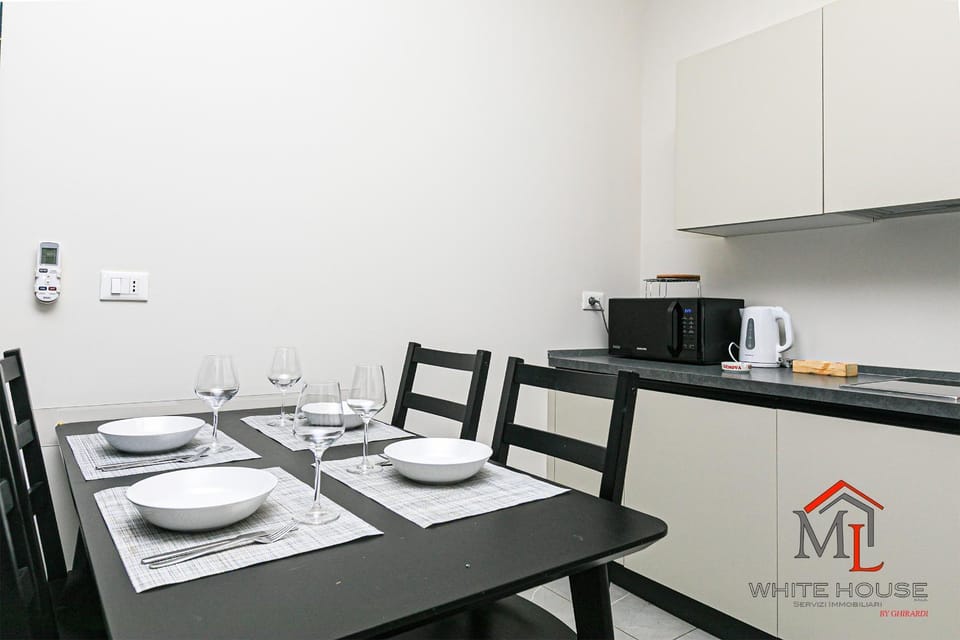 Kitchen or kitchenette, Dining area, stove