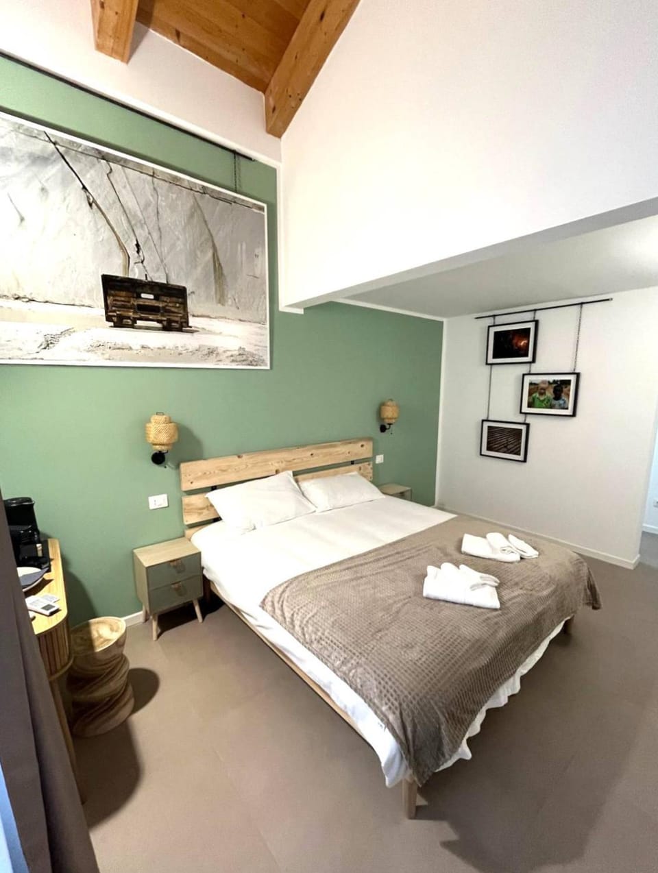 Bed, Photo of the whole room, Bedroom